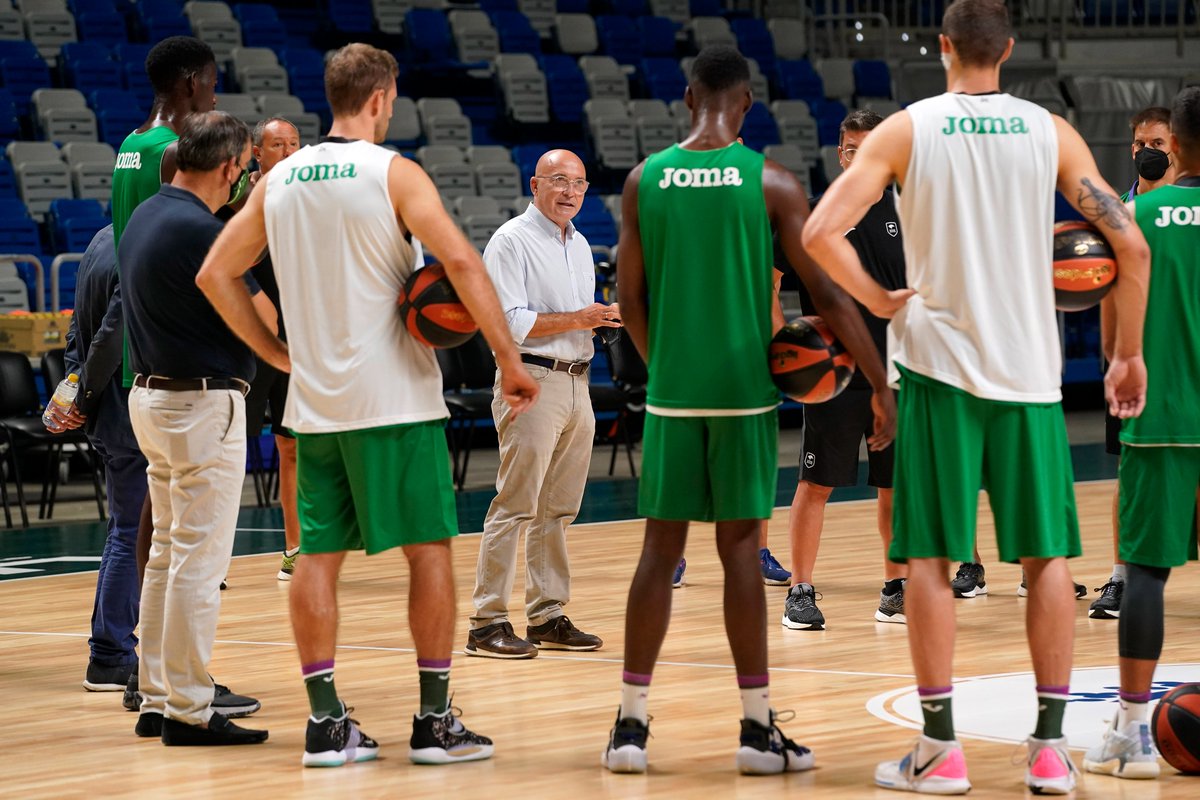 unicajaCB's tweet photo. 🔛 #PretemporadaUnicaja
👔 Primer día y mensaje de exigencia, ánimo y confianza del Presidente a la plantilla
👊Empieza el trabajo en el #FactorCarpena
💚💜 #YoSoyDelUnicaja https://t.co/XNo3kAehYy