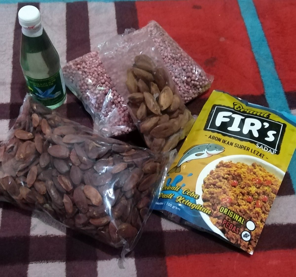 ismedBadjeber's tweet photo. om @is_pelssy paket akang su sampe; minyak kayu putih, abon tuna, kanari, nanari dan biji sagu
😍😍😍
bt langsung olah akang 😊 https://t.co/9GRH18gQuE
