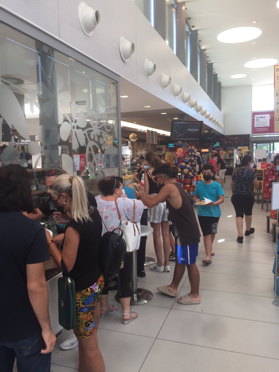 APuletti's tweet image. Situazione Autogrill. A sinistra non c’è il vairus. A destra c’è. Ma un dubbio che ci prendano per i fondelli??!