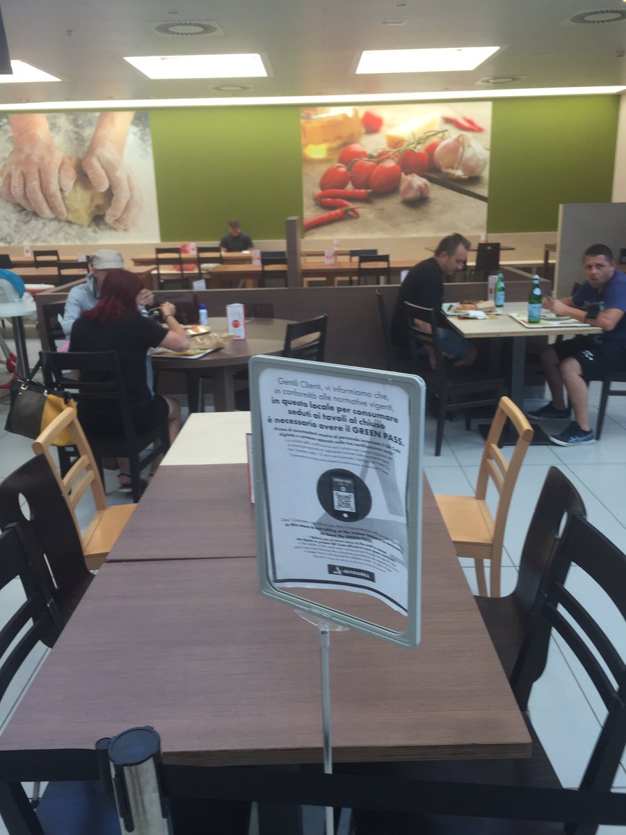 APuletti's tweet image. Situazione Autogrill. A sinistra non c’è il vairus. A destra c’è. Ma un dubbio che ci prendano per i fondelli??!