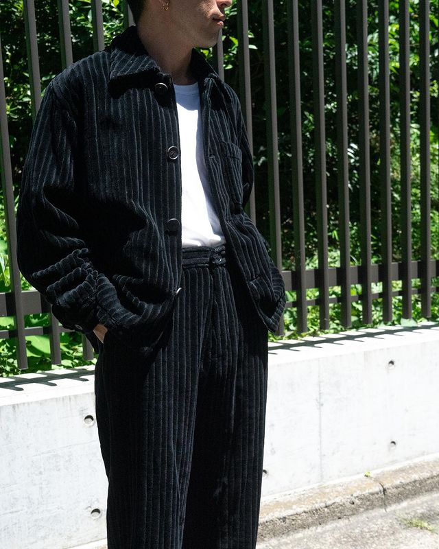 MilokShop's tweet photo. 【NEW ARRIVAL】
MATSUFUJI
2021AW COLLECTION

Wide Corduroy Jacket
BLACK

ビッグコーデュロイのシャツブルゾン
⼤きめの⽔⽜ボタンを使⽤し、腰ポケット付きの仕様
背裏は付いていなく一重のブルゾンになっているため秋口から即戦力としてご着用頂けます

アイテムリンク
https://t.co/GRdBR6lMwQ https://t.co/0iCz9sxIsf
