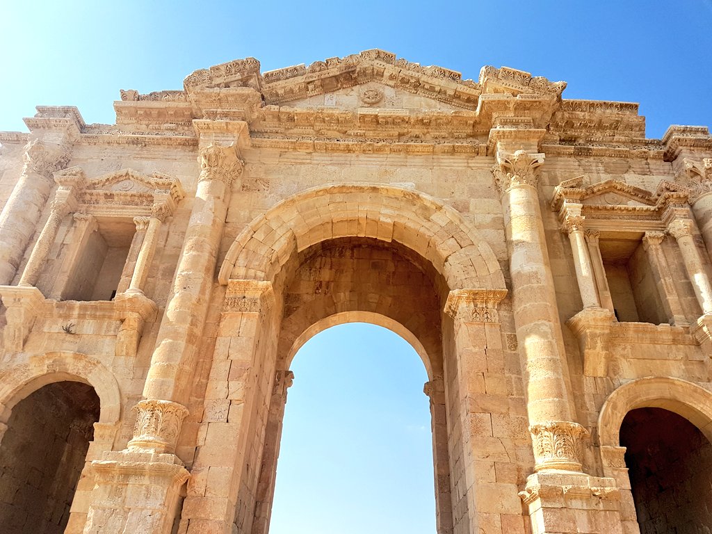 KarimanMango's tweet photo. #RomanSiteSaturday The reconstructed #Arch of #Hadrian built in the winter of 129-130 CE to honor the visit of the #Roman emperor to the city of Gerasa. Originally 22m high and had wooden doors. It is one of the largest known arches of the Roman empire. #Jerash #RomanJordan https://t.co/LreLFnsnV0