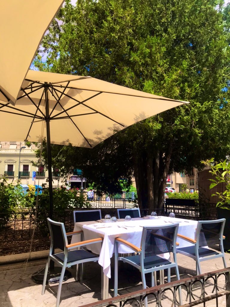VidayComida's tweet photo. FIN DE SEMANA
#Meetpoint 

⭐️ Los FAVs de la nueva 
carta de temporada.

🥂 Vinos emocionantes 
y cervezas premium.

🌿 La terraza del verano 
y salas climatizadas.

💛 Y toda la VIDA&amp;COMIDA
servida con “mucho love”.

📍 Plz. Sta. Eulalia 11 #Salamanca
https://t.co/wrSYFAsC1l https://t.co/KzTtZSCPRg