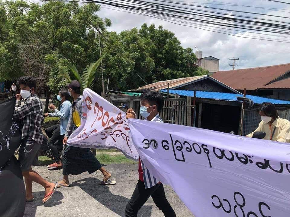OhnLay4's tweet image. The #TaDarOo township's general strike marched into the streets with full force, holding banners &amp;amp; protesting against the Terrorist Junta. NUG NEEDS SUPPORT #Aug14Coup  #WhatsHappeningInMyanmar