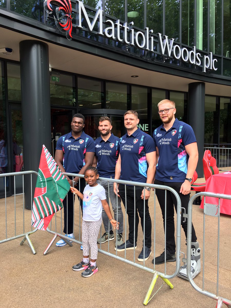 T’anahya having her photo taken with Tiger’s players Emeka, Tom, Jaco and Calum! #TigersFamily #loroshospice <a href="/LeicesterTigers/">Leicester Tigers</a> <a href="/RocketRoundLeic/">Rocket Round Leicester</a>