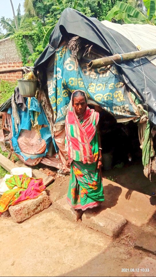 Arpita98132737's tweet photo. ସତ୍ୟବାଦୀ ବ୍ଲକ, ଜୟରାମପୁର ର ନିରଞ୍ଜନ ମଳିକ ଙ୍କ ପରିବାର ପାଲ ଟଙ୍ଗା ଘରେ ବିତାଉଛନ୍ତି ଦିନ, ସରକାରୀ ଯୋଜନା ରେ ସାମିଲ କରିବାକୁ ଜିଲ୍ଲା ପ୍ରଶାସନ ଙ୍କୁ ଅନୁରୋଧ |@samarth_verma @khirodkumarbe17 @PRDeptOdisha @PMAYUrban @pd_drda @RDOdisha https://t.co/WVLIghdTBO