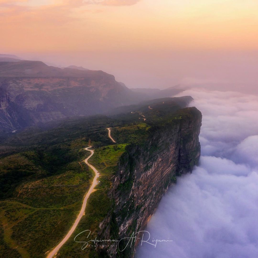 ExperienceOman's tweet photo. This has to be one of the scenic highlights of your journey to #Dhofar
 
You may find yourself above the clouds peering down into a great white, cotton wool-like mass of billowing clouds ⛅️ 
 
📌 #Shaat #Dhofar 
 
📸 Insta: proriyami 
 
#Oman
#ExperienceOman
#BeautyHasAnAddress https://t.co/AlDP1qfH1R