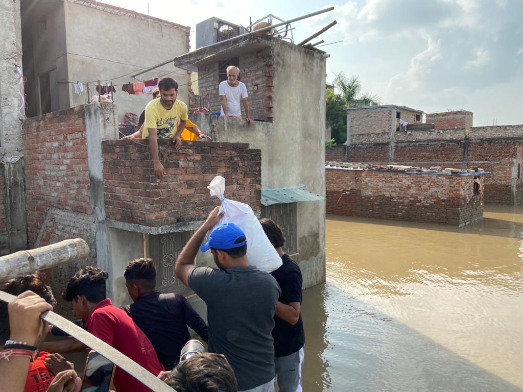 SumanShyamakant's tweet photo. The flood has made everyone miserable. Today #HopeWelfareTrust distributed #Ration_Kit among the Flood Victims. #Varanasi #FloodreliefOperations #flood2021
@dmvaranasi2016 @varanasipolice @NDRFHQ https://t.co/qJqw5QHoAn