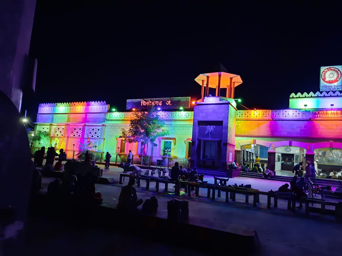 स्वतंत्रता दिवस की पूर्व संध्या पर खूबसूरत लाइटिंग से सराबोर राजस्थान का चित्तौड़गढ़ रेलवे स्टेशन। 
#IndependenceDayIndia 
#AzadiKaAmritMahotsav