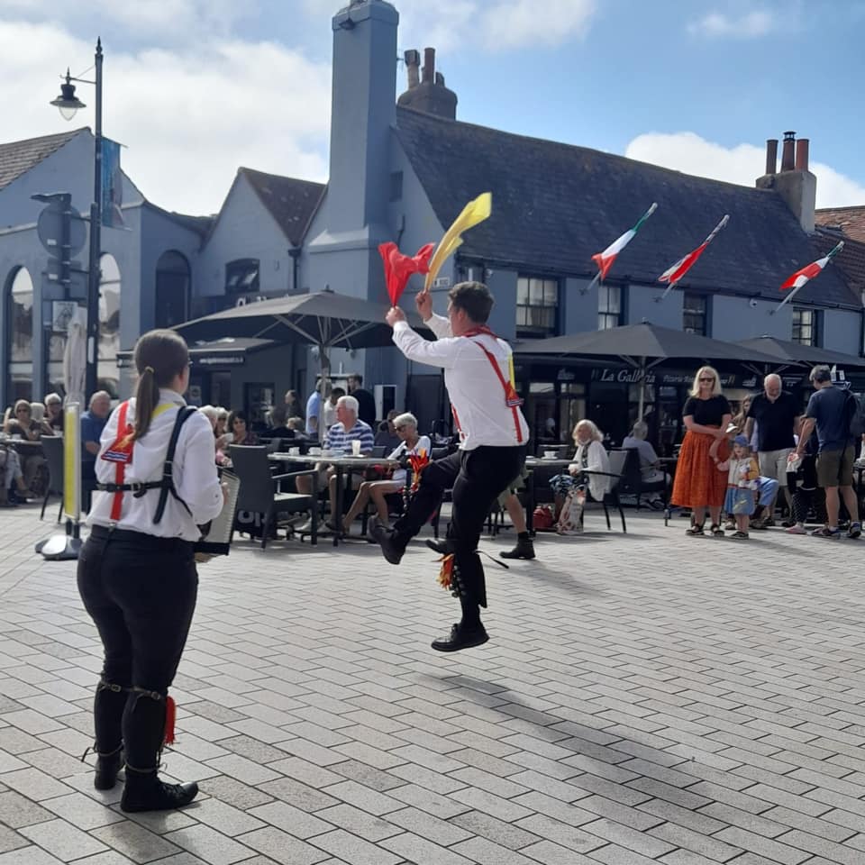 WorthingLarks's tweet photo. Our very own Tigger (Tim) performing Nutting Girl today at #Shoreham Farmer's Market to the dulcet tones of Eliza's melodeon. Worthing Larks just LOVE a solo #jig. #morrisdancing #normalisemorris #takeoff #jigging #morris #folk #worthinglarks https://t.co/KbAD2DhrdD