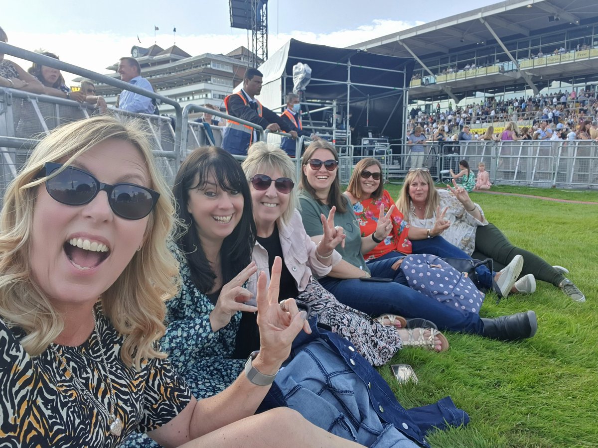 DobboLISA's tweet image. Waiting for @ollymurs at @NewburyRacing @SueBeanGBArmy @Shaza1970uk @judygoddin1 @jenfortnam @juliat4978 first gig in 21 months ❤ give us a wave at the back Olly 👋