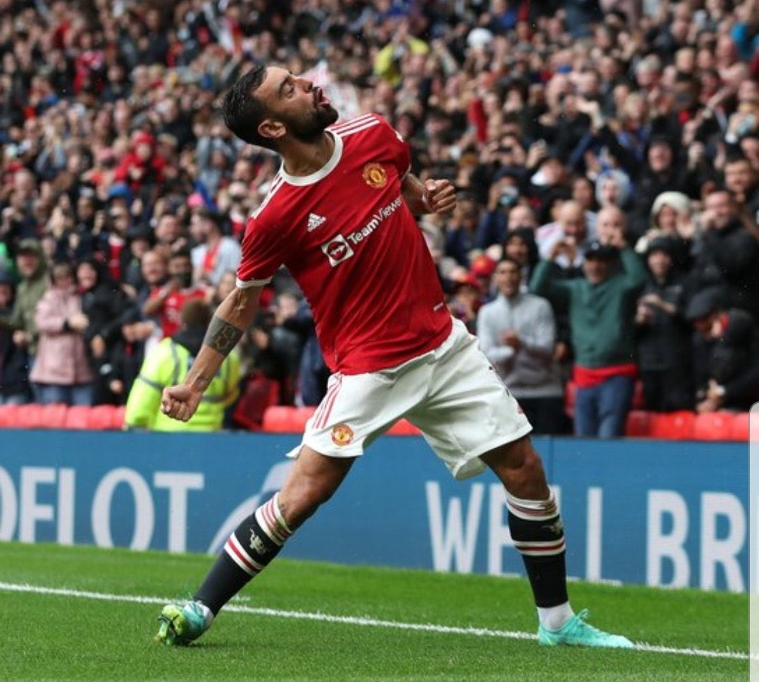 sgeiri's tweet photo. Fallegt að sjá 76 þúsund manns og stútfullan Old Trafford í dag og engin gríma sjáanleg. Á sama tíma er grátlegt að ská okkur skikka fólk að vera með grímu í 200 manna sóttvarnarhólfum.

Annað landið er búið að bólusetja um 90%, hitt ekki. https://t.co/aa0cuhu47F