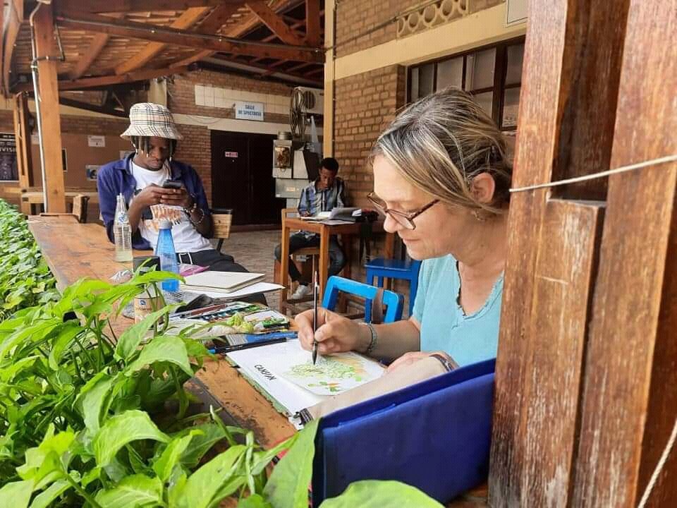akezanet's tweet photo. 🔴Vers la production d'un nouveau carnet de voyage sur le Bdi. @BallesterSylvie,artiste- peintre française,est au Burundi pour travailler sur ce projet.Elle est assistée par les slameurs du collectif @slam_jewe qui vont accompagner ses oeuvres par des textes de poésie.@IFBurundi https://t.co/TR711c1m3l