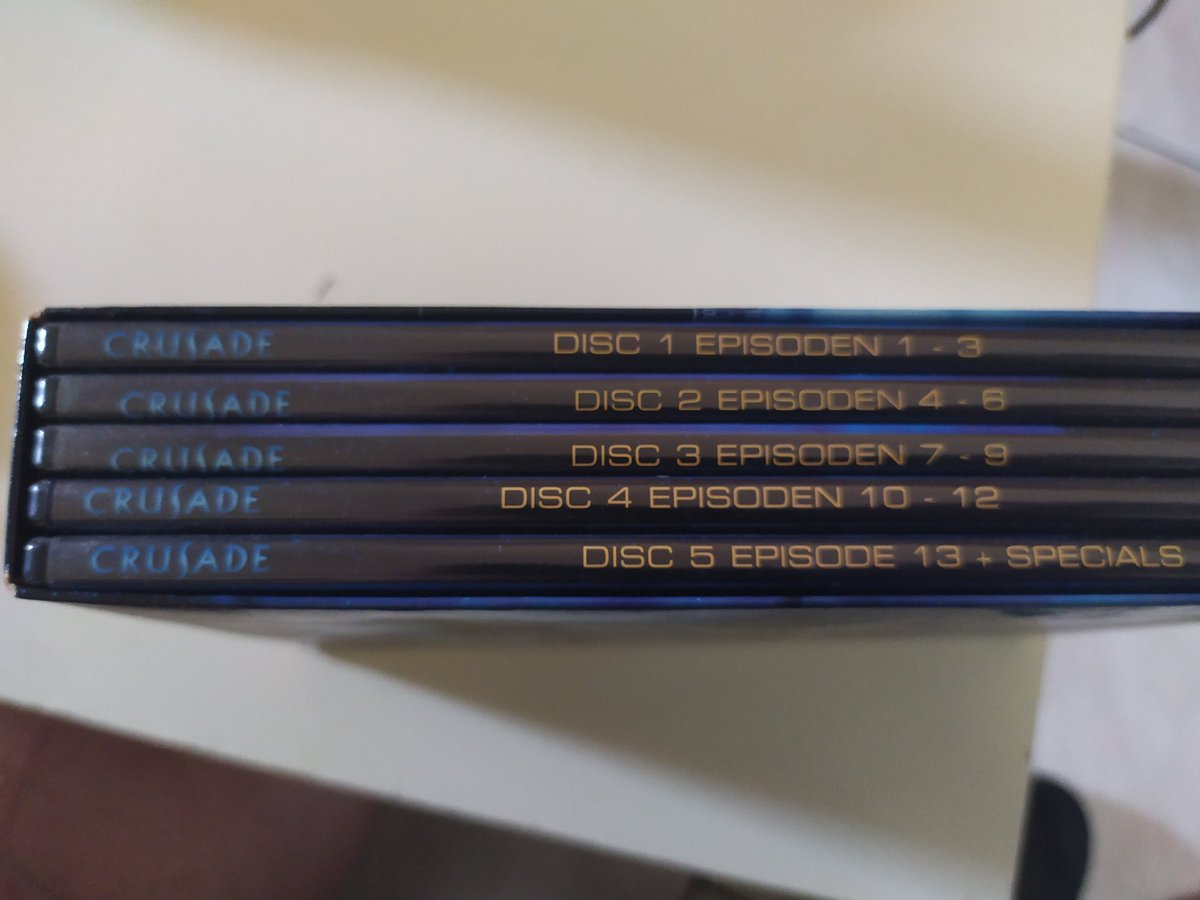 aekinpod's tweet photo. @BlackOmegaVirus @GrauRat @podc_sternentor Guck dir an, wie die Rücken der DVD Cases aussehen (ja sind original). #BadDesign gehört zu Crusade dazu. https://t.co/IlA4xnI6Lo