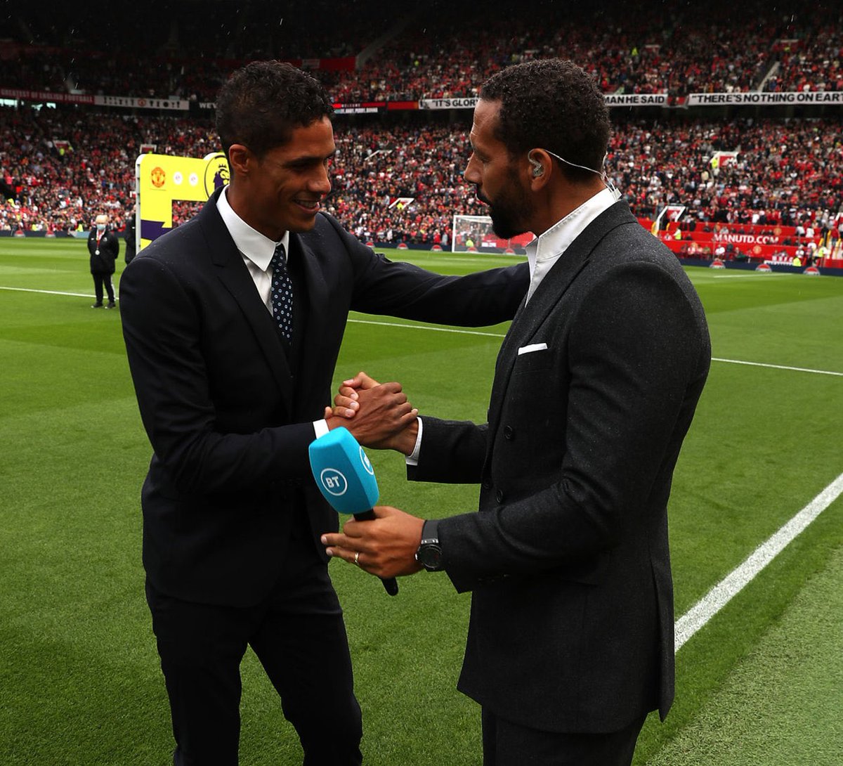 Raphael Varane conoce a su ídolo Rio Ferdinand 

#mufc