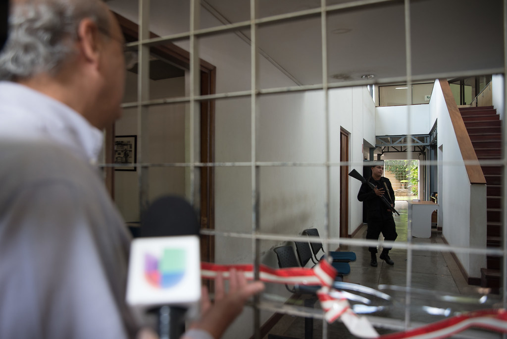 LuciaPinedaU's tweet photo. TRES AÑOS, TRES MEDIOS ASALTADOS. Daniel Ortega y Rosario se roban otra medio de comunicación, ahora policías permanecen en @laprensa a como lo hicieron con @confidencial_ni y el Canal @100noticiasni Con sus armas y balas no van a callarnos. #Nicaragua será libre https://t.co/6qaKljZbq1