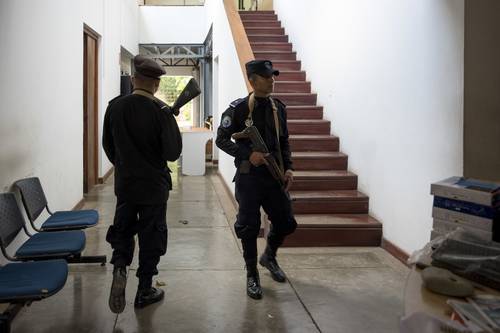 LuciaPinedaU's tweet photo. TRES AÑOS, TRES MEDIOS ASALTADOS. Daniel Ortega y Rosario se roban otra medio de comunicación, ahora policías permanecen en @laprensa a como lo hicieron con @confidencial_ni y el Canal @100noticiasni Con sus armas y balas no van a callarnos. #Nicaragua será libre https://t.co/6qaKljZbq1