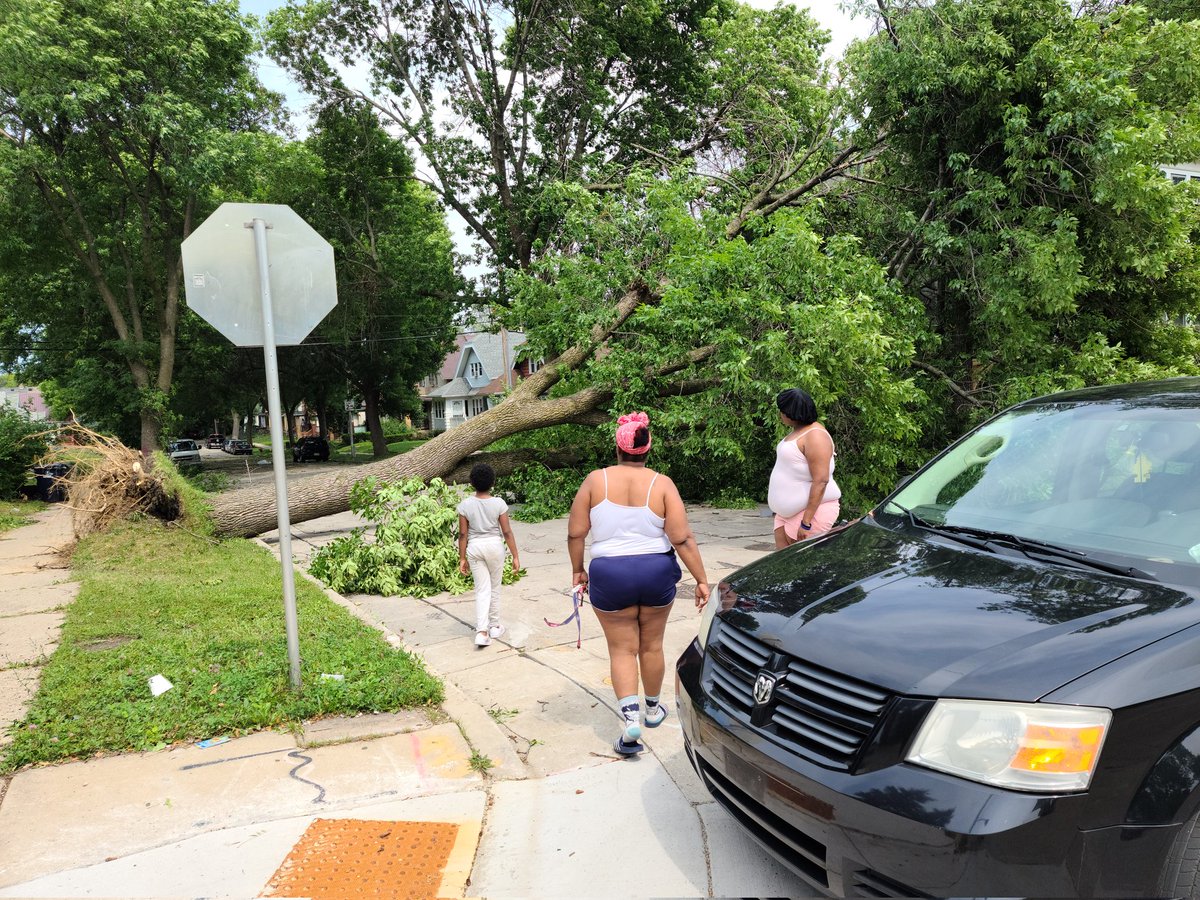 VaunMayesMKE's tweet photo. My city had felled trees and debris after a freak windstorm that left folks cars and homes damaged and buried. Guess what #ComForce did the following 2 days? 💪🏽 https://t.co/1sZ1FumfSX