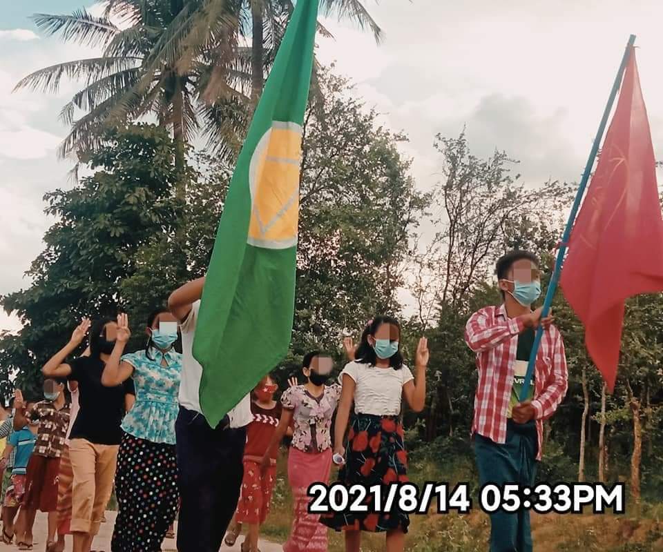 LeeDam_3's tweet photo. Myaing Township Basic Education General Strike Committee and people from villages in the northern zone joined forces to end the military dictatorship on the evening of Aug 14, chanting slogans calling for federal democracy.
NUG NEEDS SUPPORT
#Aug14Coup 
#WhatsHappeningInMyanmar https://t.co/Hyq7Bk7DGQ