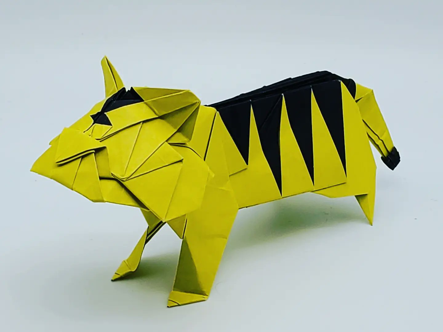 Tatsumi S Mitsuda 折り紙 虎 Tiger Designed By Tatsumi 正方形不切一枚 From One Sheet Of Square Paper 35cm両面折り紙より 虎を折りました 自分の干支ということもあって ずっと折りたかった題材です 縞模様の出し方と全体のバランスに苦労しま
