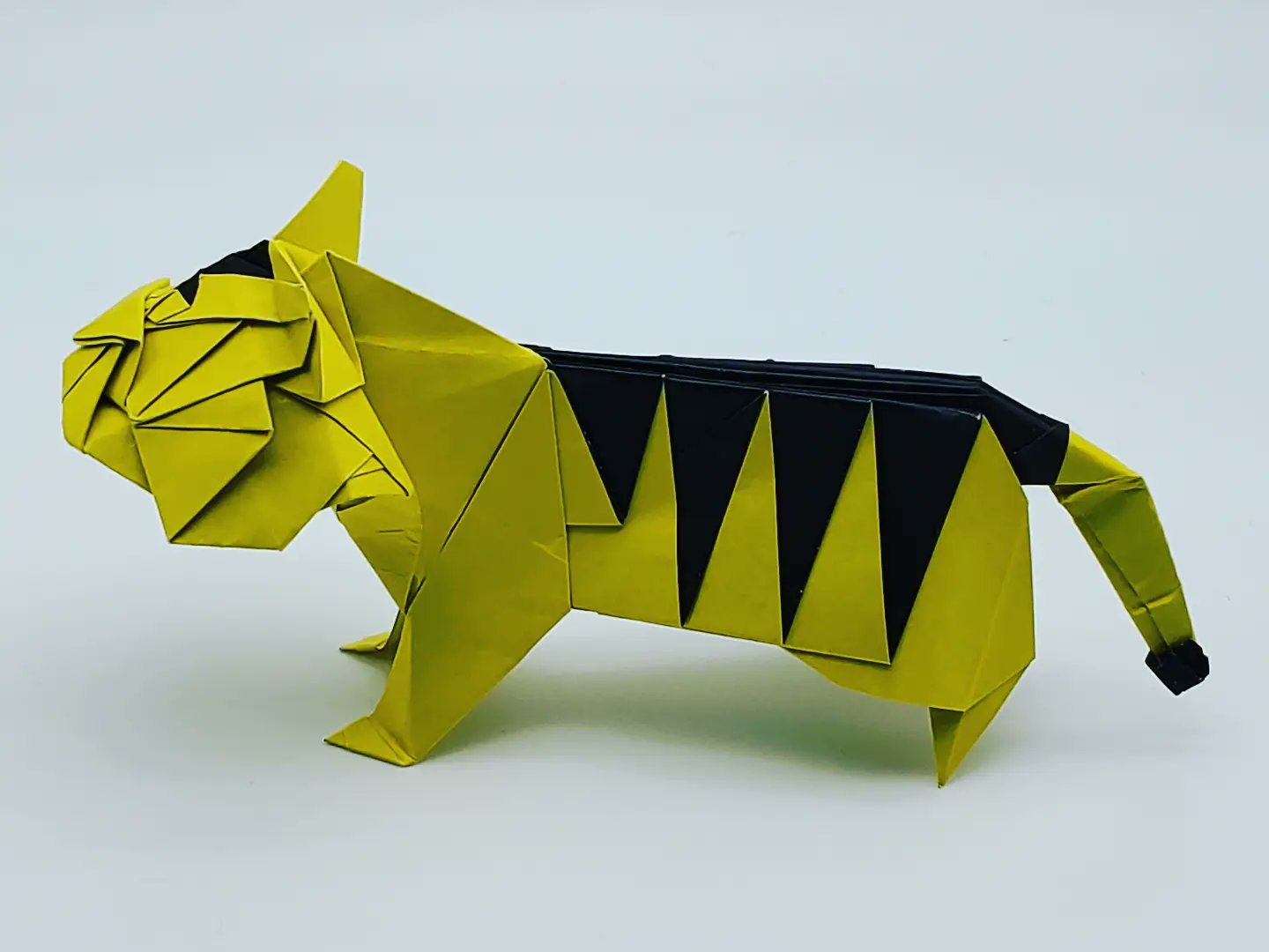 Tatsumi S Mitsuda 折り紙 虎 Tiger Designed By Tatsumi 正方形不切一枚 From One Sheet Of Square Paper 35cm両面折り紙より 虎を折りました 自分の干支ということもあって ずっと折りたかった題材です 縞模様の出し方と全体のバランスに苦労しま