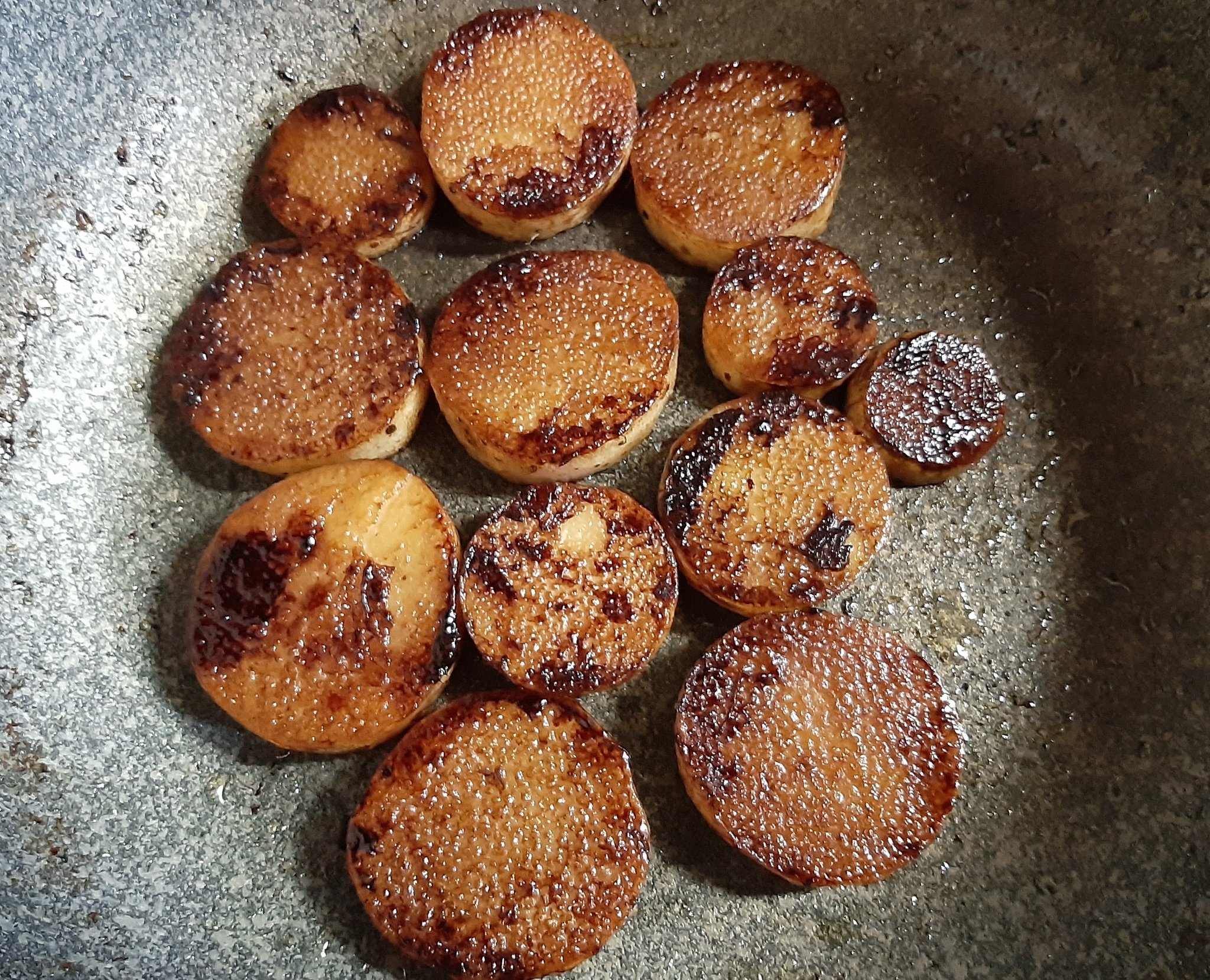 あおてん農園 長芋の醤油ステーキと 塩コショウ味の焼きカボチャ 最近は発酵玄米と味噌汁の簡素な食事が続いています 私は菜食主義ではありませんが 菜食が腸に心地よくてやめられません 長芋は醤油を少しずつ足しながら 香ばしく焼きました