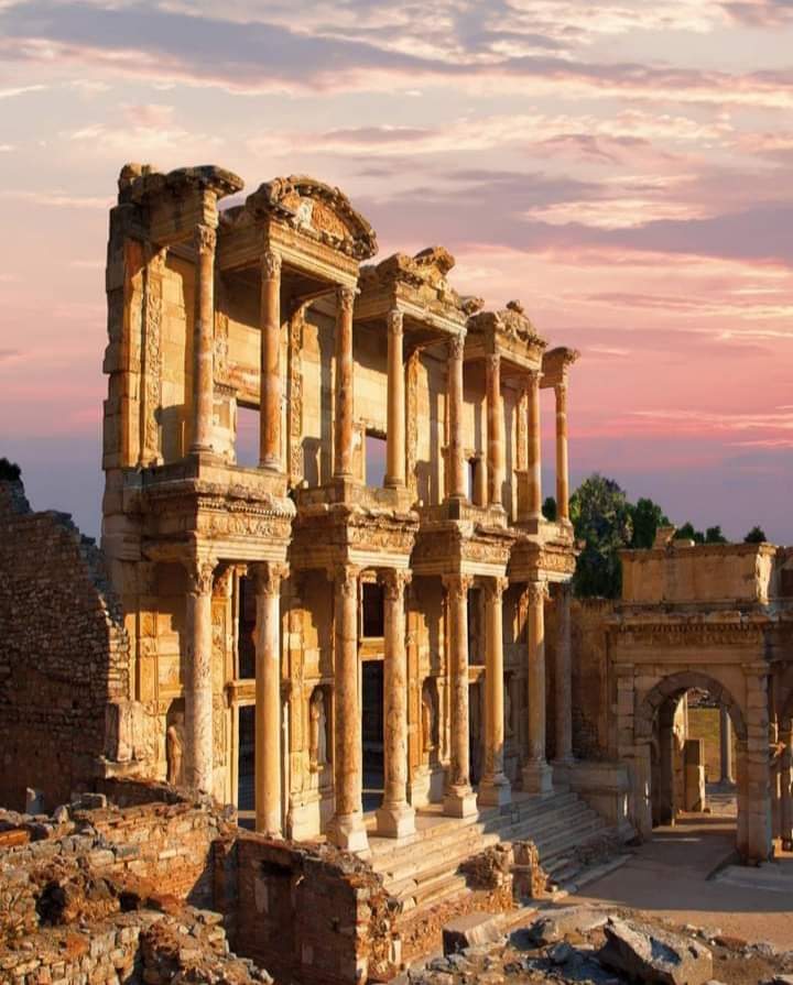 redhistoria's tweet photo. Ruinas de la Biblioteca de Celso, Éfeso, Turquía.

Esta Biblioteca fue construida para almacenar 12.000 rollos y era la tercera biblioteca más grande del mundo antiguo detrás de Alejandría y Pérgamo. https://t.co/xLt7MdptWR
