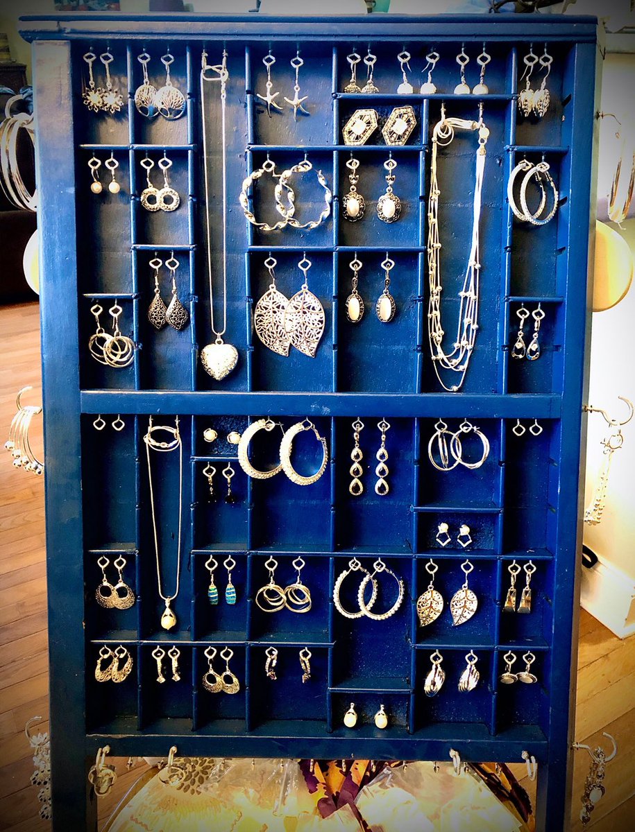 IntegrityConsu5's tweet image. This #JewelryOrganizer is Made Out of an #Antique #PrintersTray for #earrings #rings #bracelets #NecklaceHangers etsy.me/2XnlGgR