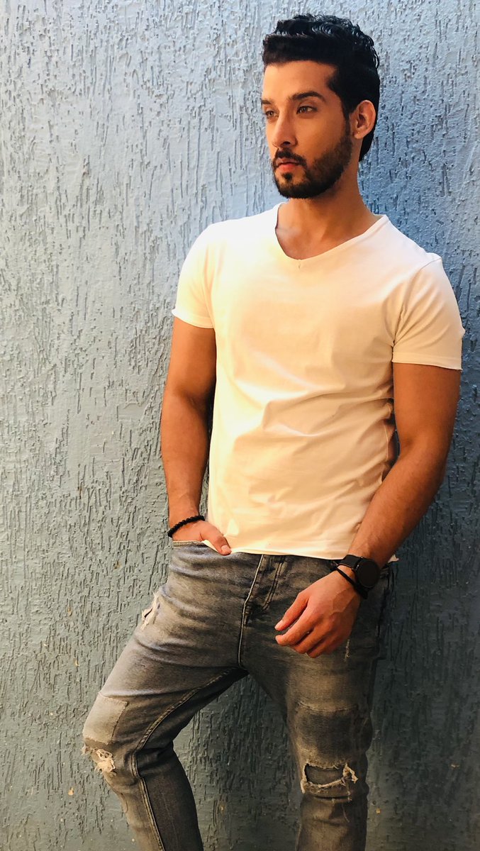 Mil sake aasani se, uski khwahish kisse hai, zidd toh uski hai jo muqaddar me likha nahi 🤘