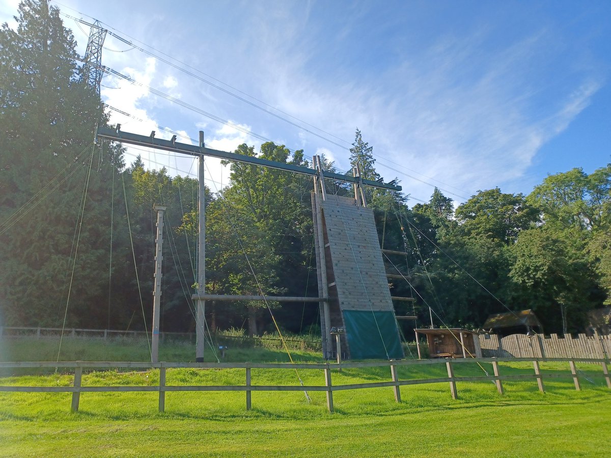 A photo can say a thousand words! This one is...what a spectacular backdrop for our Bonaly Scout Centre Volunteer Day! You could also be here as a volunteer. 👏
