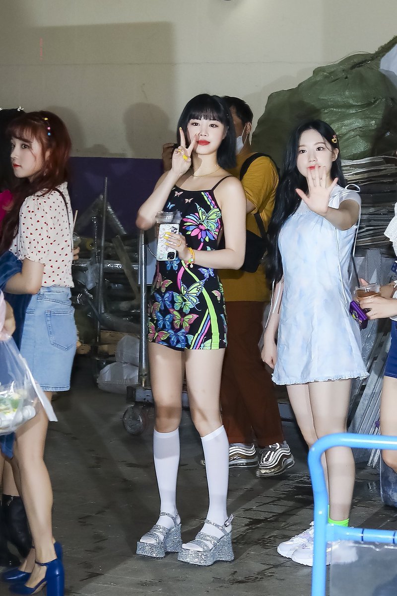 SHUHUA_TH's tweet photo. ซูจินผู้ที่ใส่โพลารอยด์และแปะสติกเกอร์รูปคู่กับชูฮวาไว้ที่หลังโทรศัพท์ เป็นความสัมพันธ์ที่แสนน่ารักและอบอุ่น🥺

#SOOJIN #GIDLE https://t.co/DGXZ9g9YG9