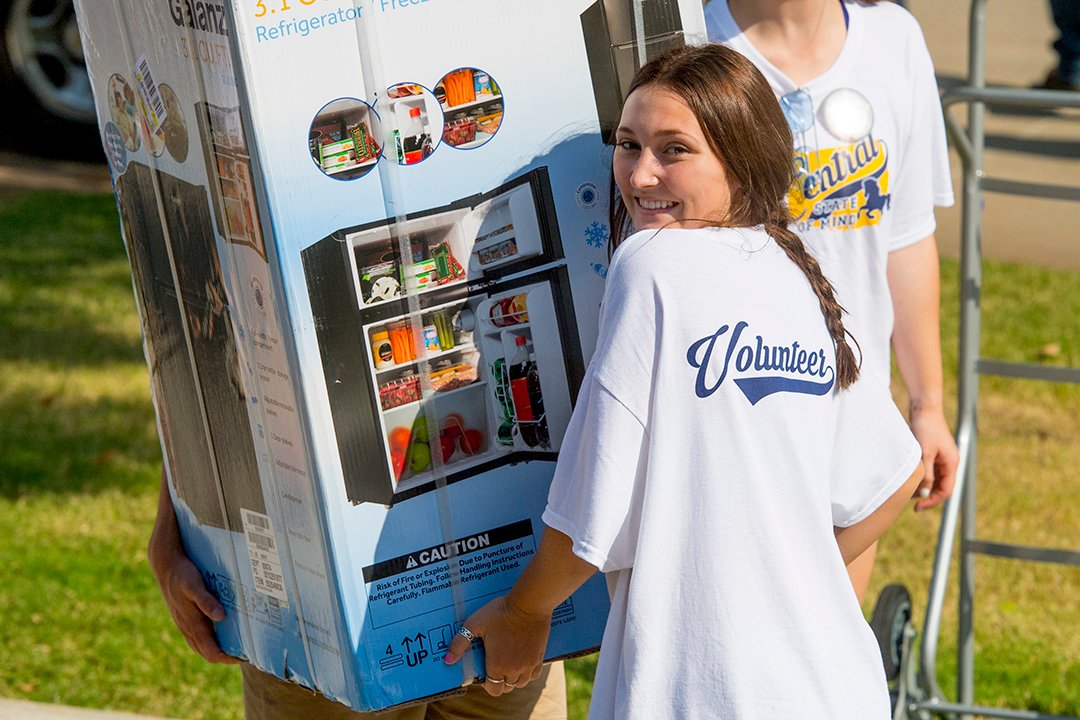 Grab your mini-fridges, laundry baskets and Broncho spirit because it's move-in day! Welcome to Central! #RollChos 🐴 📦 📦