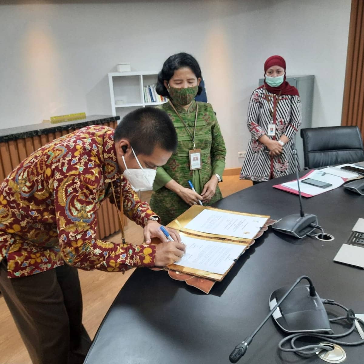 ishakq's tweet photo. Penandatanganan kerja sama antara Oorange dengan kementrian sosial https://t.co/GgUZeSfiin