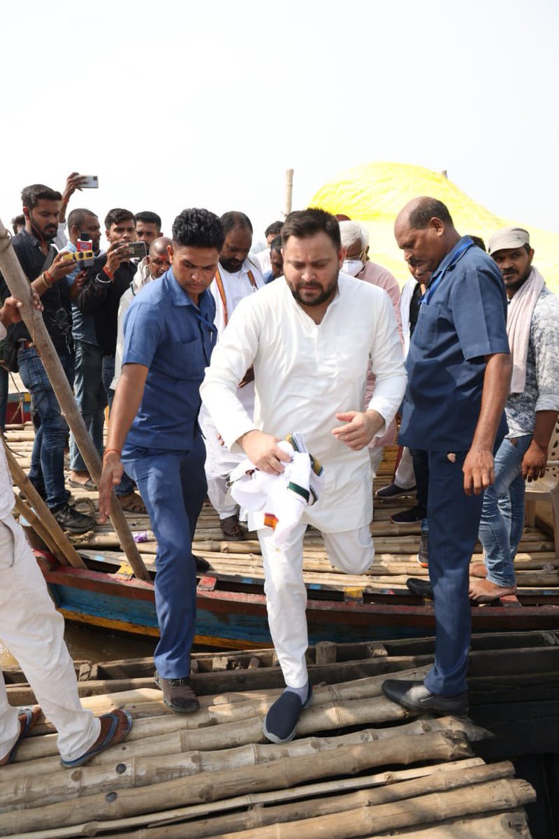 आज पटना और वैशाली के बाढ़ग्रस्त क्षेत्रों का सघन दौरा किया। बाढ़ प्रभावित लोगों के दुःख-दर्द को निकट से जान उनके बचाव और राहत कार्यों में तेजी लाने का प्रयास किया।

स्थानीय लोगों को फसल,सम्पत्ति और मवेशियों का भारी नुकसान हुआ है। बाढ़ से आम जनजीवन अस्त व्यस्त हो गया है।