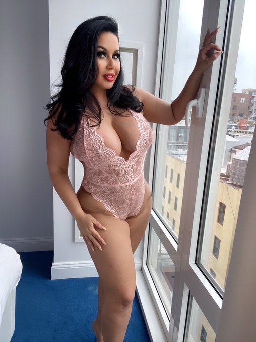 Beat the heat and stay in to beat your meat 🍖 join https://t.co/US3w80X0fJ today ! https://t.co/l3m0