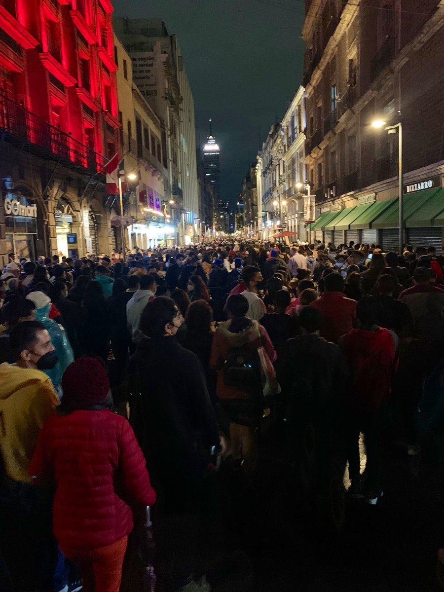 panaclo's tweet photo. Vean nada más La cantidad de gente que @Claudiashein convocó para ver su maqueta …. En semáforo ROJO aunque ella diga que elige otro color . https://t.co/UFr1cHgcVY