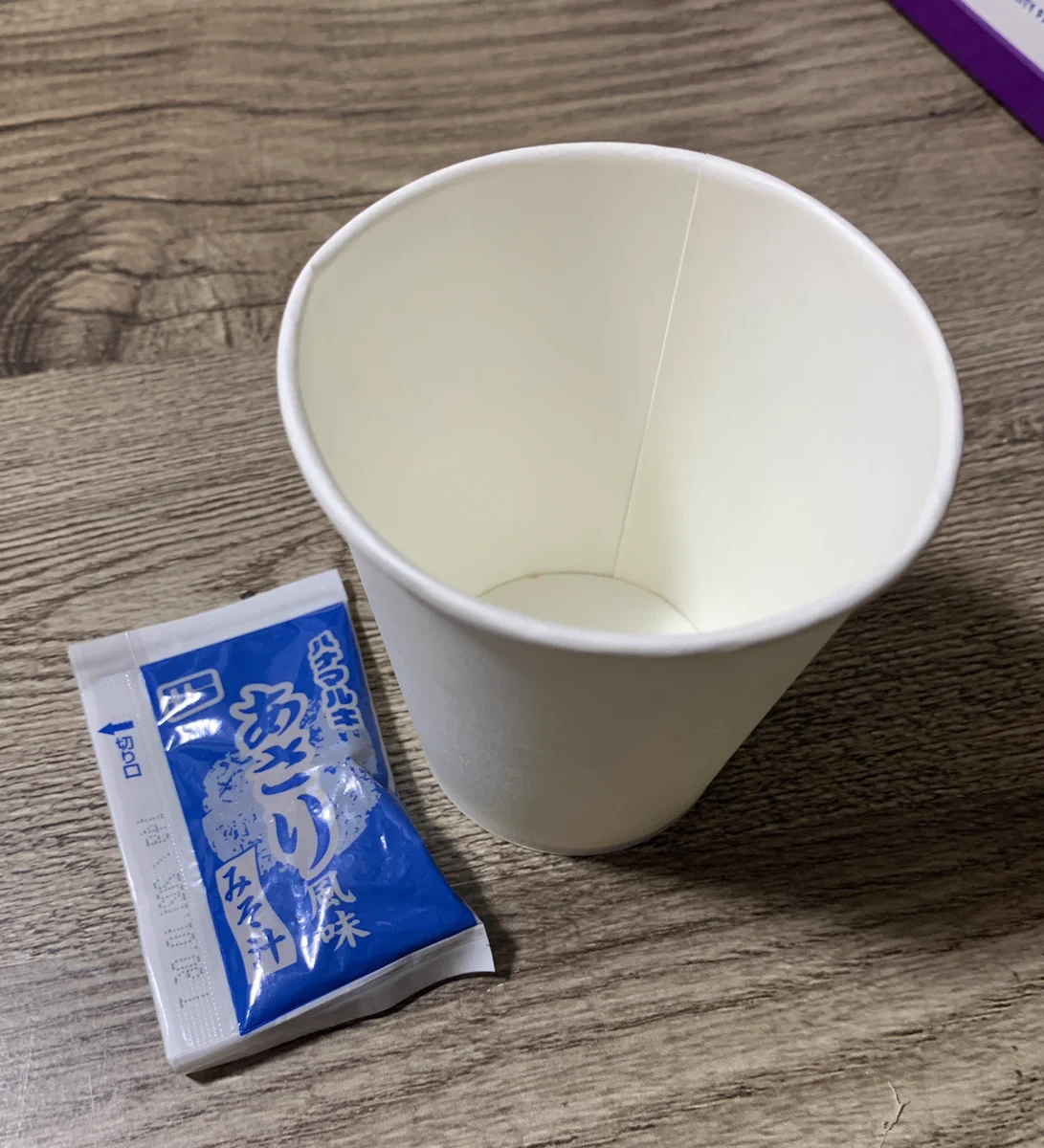 ちゃんとしたお味噌汁を飲みたくてウーバーイーツで注文したら…800円で紙コップとインスタント味噌汁が届いた！！