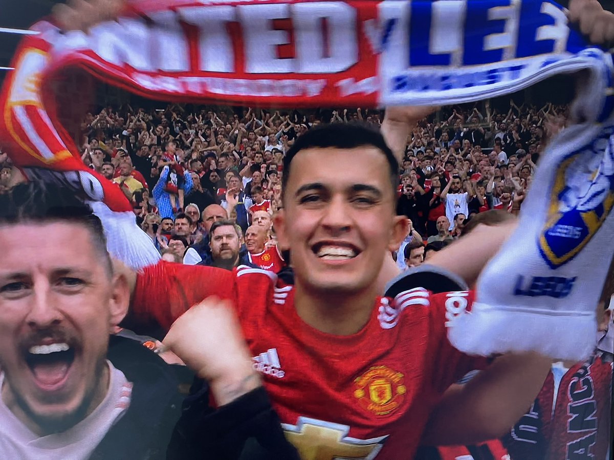 E-Tims on Twitter: "A Man Utd / Leeds scarf? I've seen it all now. Away wi  this sanitised EPL pish #MUNLEE https://t.co/KuVCoIoV0M" / Twitter
