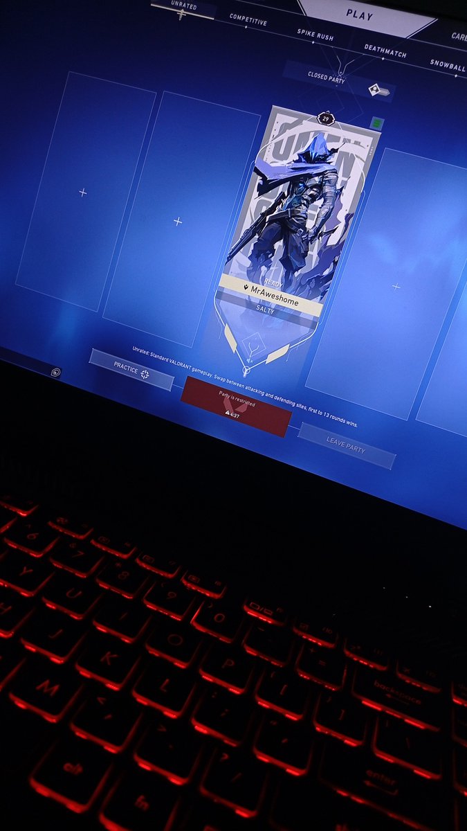 MrAweshome's tweet photo. @PlayVALORANT 
When your servers are shit, then why do I have to face no Character selection restrictions?

Moreover, match making is so bad that I at bronze have to face against Plats.

Do something! https://t.co/28Lk2vD2Kf