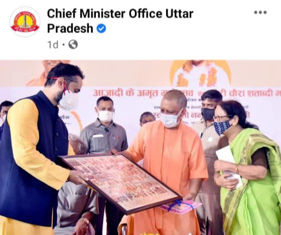 itsDivasChoice's tweet image. My mother met Yogi ji and she gifted her artwork to him as requeated. My mother works to preserve Uttrakhand (Kumaun) art and Sanskrit… this is indeed a big achievement…
So proud of you maa 🙏
@CMOfficeUP
#UttarPradesh
#YogiAdityanath #AmritMahotsav