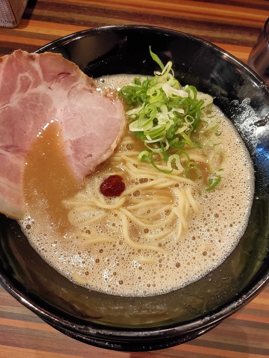 TwJine's tweet photo. 良い時間だから飯テロしとこ。
日本橋の超こってりラーメン。身体の中もオイルで満たしてメンエス行こう!
#超豚骨濃度8
#濃度27 https://t.co/L8J9N887O1