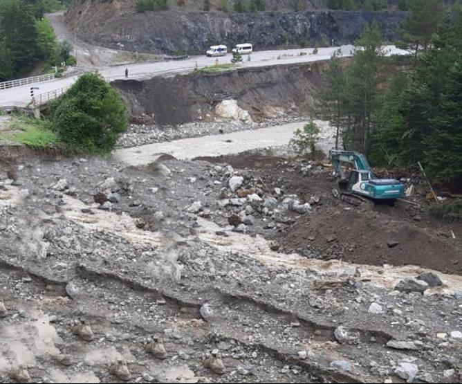 Ertuğrul Sevik.
45 yaşında.
Kastamonu Küre Ziraat Bankası para nakil aracı görevlisi.
Köprüde sel sularına yakalanan aileden üç yaşındaki Buğlem'i ilerideki kepçe operatörüne teslim edip kurtardı.
Ailenin kalanına yardıma giderken yolun çökmesi sonucu boğularak hayatını kaybetti.