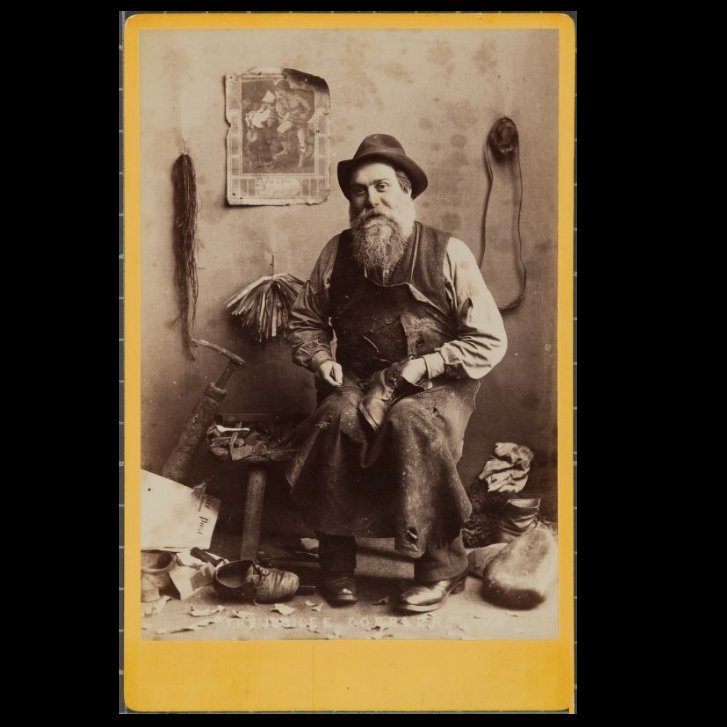 Image of the village of Patna in Ayrshire, and portrait of a resident the 'Jubilee Cobbler'. Photographer unknown.
The village gets its name from the Indian city history and there's some colonial history here. See thread.
#Refocus #colonialconnections #localhistories