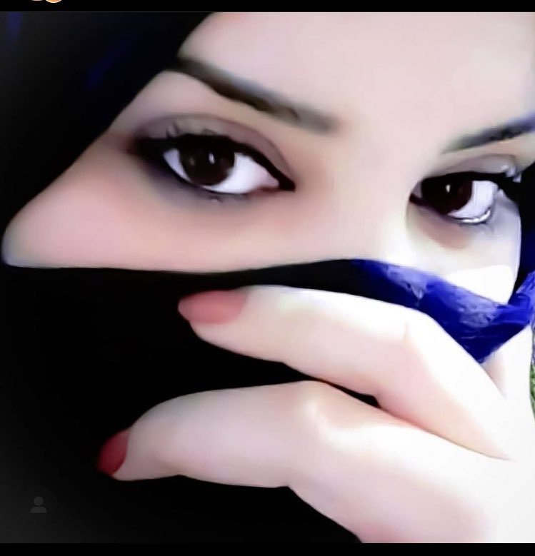 y5_zh's tweet photo. يا ويل قلبي منك يا كثر ما أغليك
أغلى من الدنيا وثراها وسماها

ياويل قلبي منك لاحل طاريك
نفسي وهي نفسي تشك بغلاها

أنسى أسامي الناس وأغلط وأناديك
قلبي معك كل الأسامي نساها https://t.co/BoDbyrwUfk