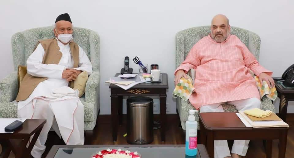 WaghamareVikas's tweet photo. आज सकाळी माननीय राज्यपाल भगतसिंगजी कोश्यारी यांनी दिल्लीत गृहमंत्री अमितजी शहा यांची भेट घेतली.
भेटीचे वृत्त सार्वजनिक केले नाही. मात्र दुपारीच तातडीने संजय राऊत फुटपाथवर येऊन मीडिया समोर राज्यपालांवर दबाव वगैरे...त्यांनी प्यादं बनू नये असं बोलत होते, यावरूनच समजले की एका भेटीने+ https://t.co/CFfoK8X8WV
