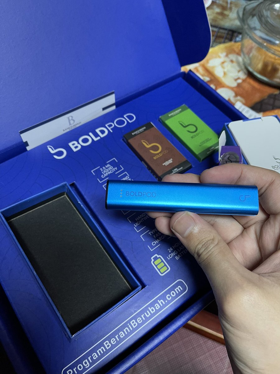 cringemalaysian's tweet photo. I just got my Boldpod by Bangsawan. Siap engrave lagi ha, nampak sangat admin dia bukan biasa biasa, lol. Tapi korang takde la engrave gini 😂 Kalau nak beli, boleh beli di sini https://t.co/kr4U3itxEJ
RM89 utk starter pack siap dapat 4 pods (cartridge)
#beraniberubah #boldpod https://t.co/HWoNqORYON