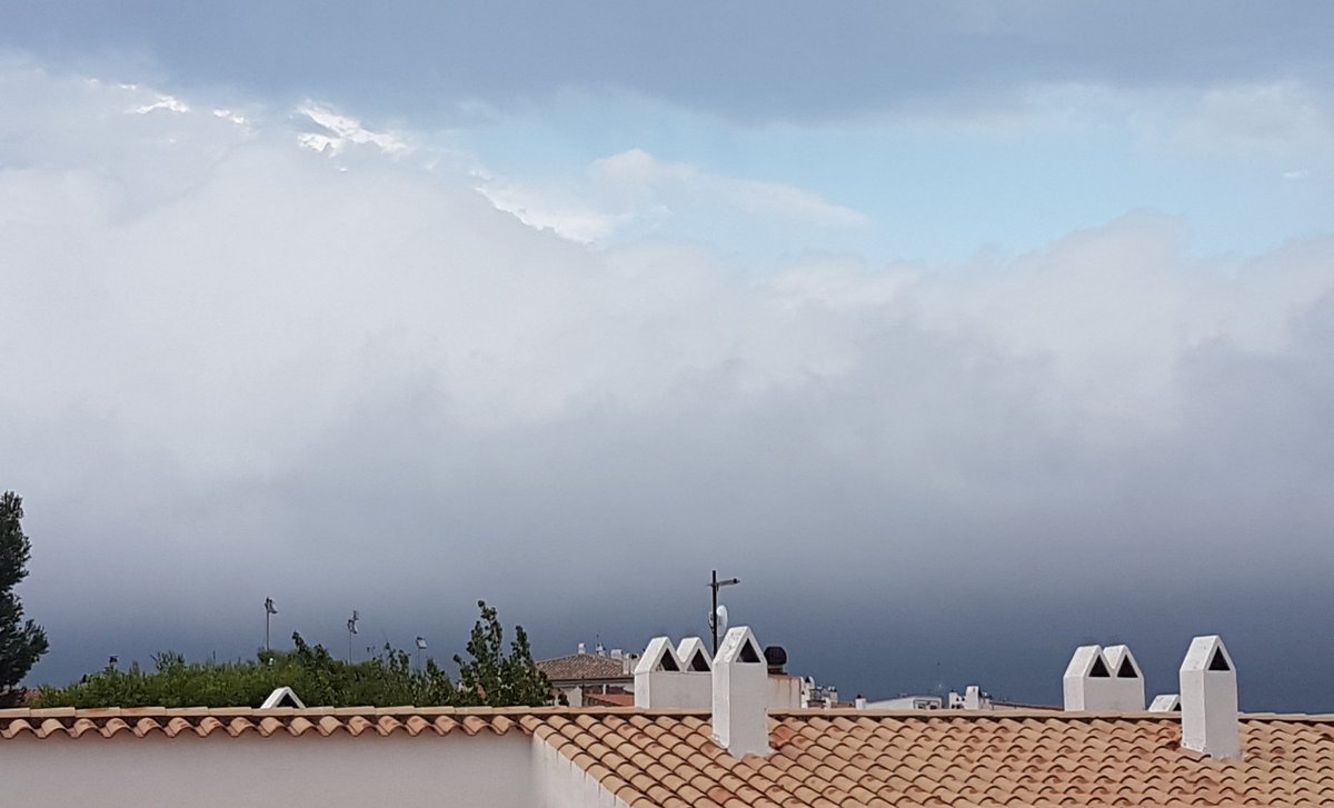 KarinCDQ's tweet photo. Tardes...
---
#trons #pluja #celgris #nuvols #grissos  #tardesdestiu #acasa https://t.co/PENwGBbkO2