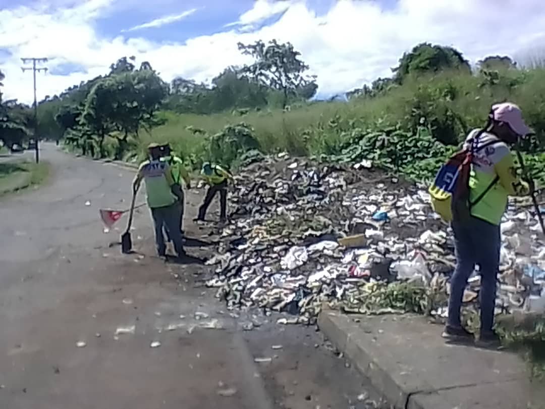 ServGralesGoBol's tweet photo. #14Agos || Activados en jornada de limpieza y recolección de desechos sólidos en la Av. Centurión, parroquia Simón Bolívar en San Félix. @NicolasMaduro @GobJustoNoguera #UnidadPorLaPaz https://t.co/nfvQYY0spy