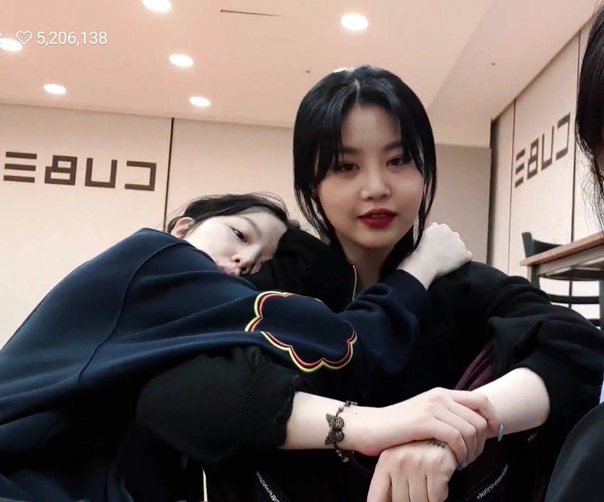 ในขณะที่พวกเราต่างพากันเสียใจ สำหรับเด็กคนนึงที่มีซูจินอยู่เคียงข้างเสมอตั้งแต่ข้ามน้ำข้ามทะเลไปอยู่เกาหลี และเฝ้าพร่ำบอกรักคนพี่อยู่ตลอดไม่เคยลดละ ตอนนี้คงหัวใจแตกสลาย
#GIDLE #SOOJIN #SHUHUA #SOOSHU