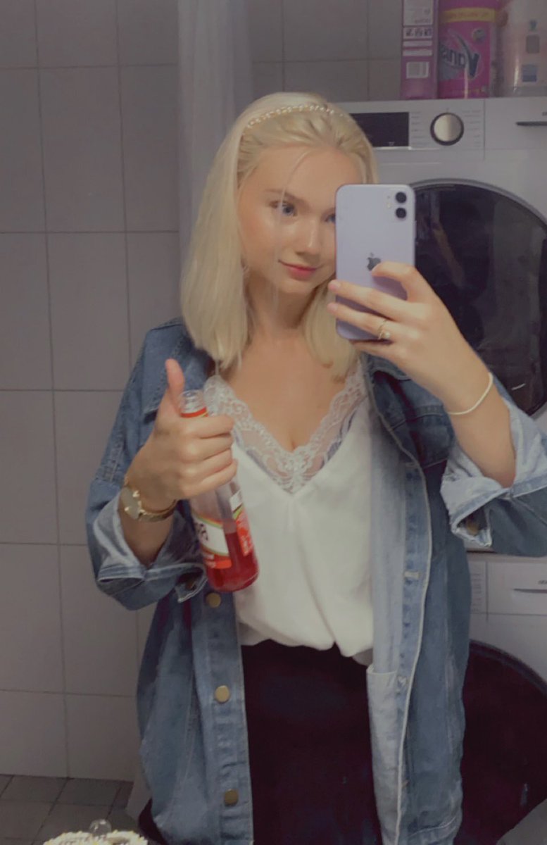labolinax's tweet photo. in case u forgot what i look like, im still swedish and blond https://t.co/TqxWCpP4ED